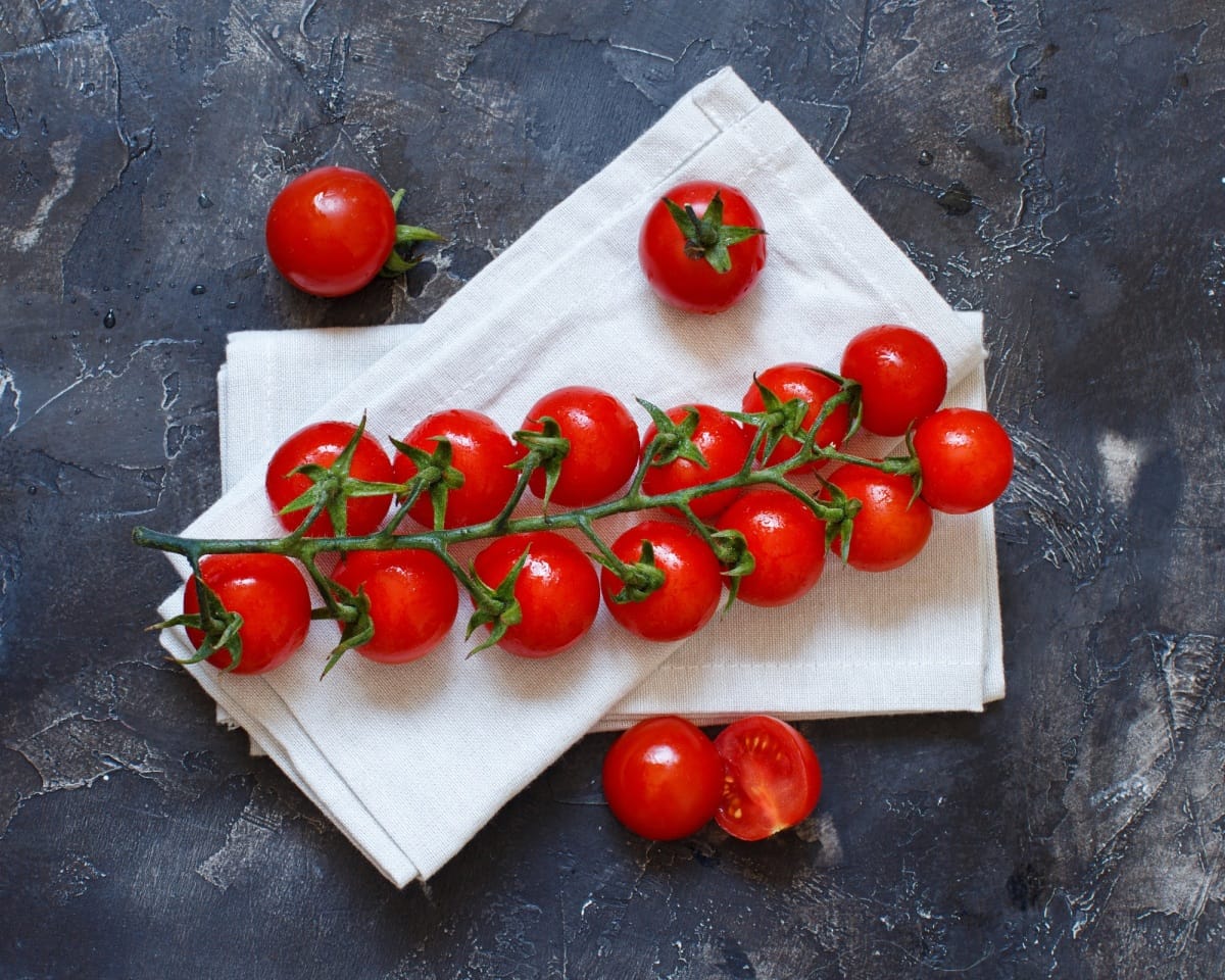 Tomates cerises sur fond sombre