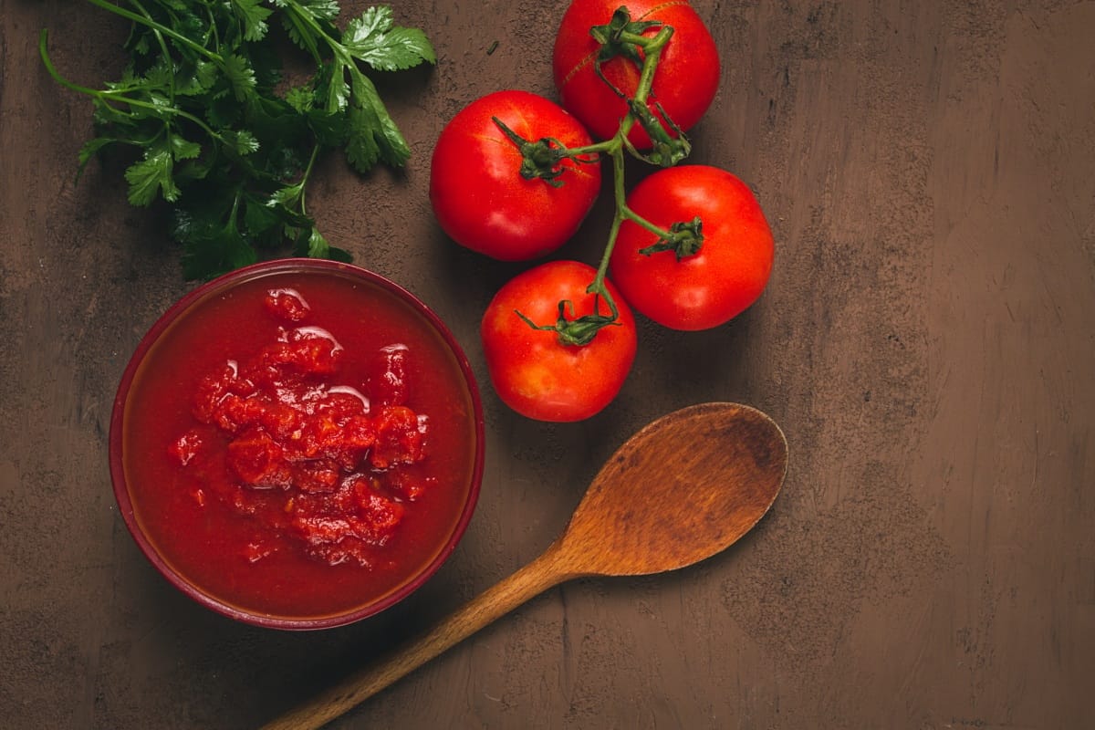 Tomates dans leur propre jus, en tranches, sauce tomate, tomates, dans une tasse, vue de dessus, gros plan,