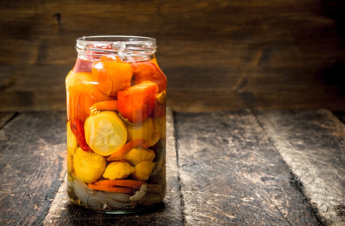 Tomates marinées dans un bocal en verre.