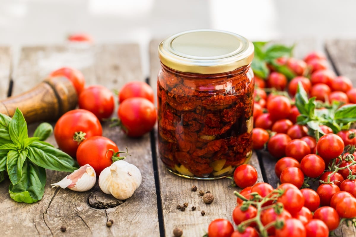 Tomates séchées en bocaux de verre