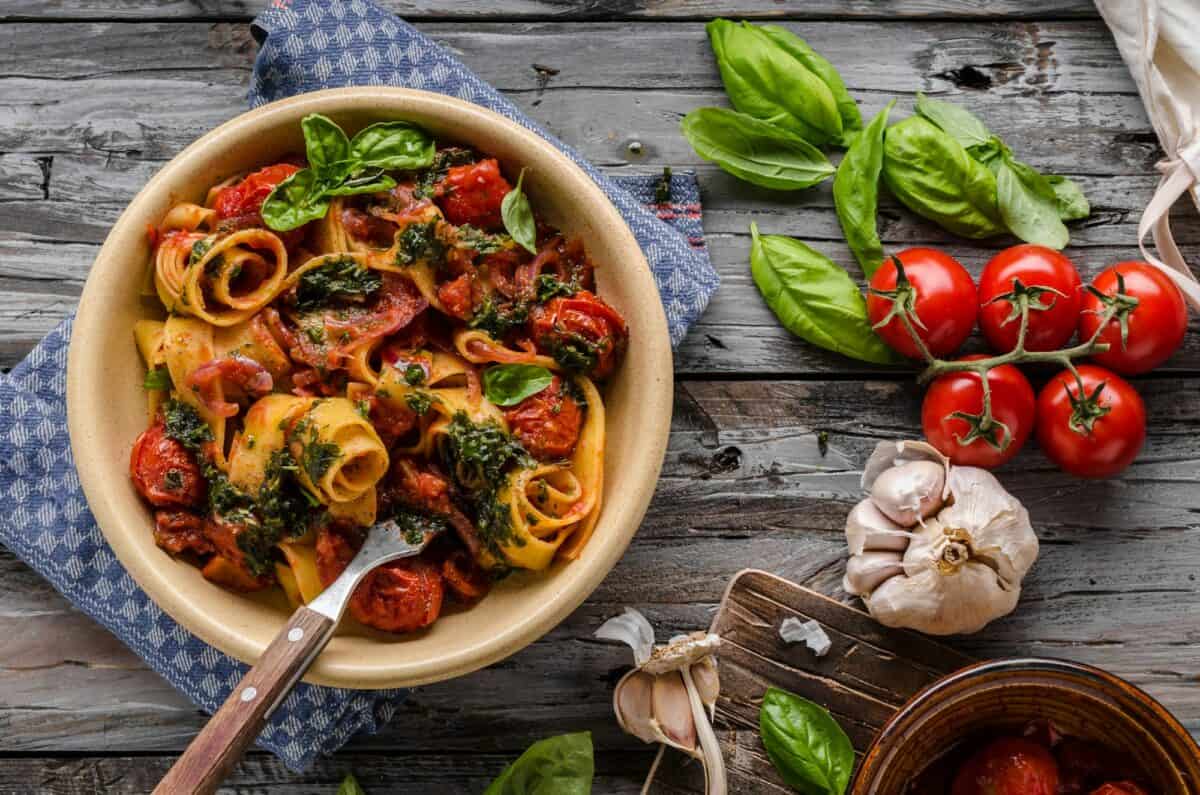 Tomato pasta basil