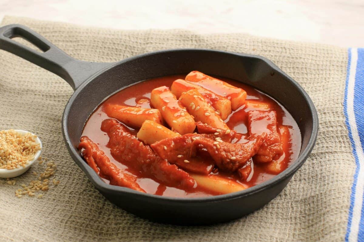 Tteokbokki épicé coréen sur fonte