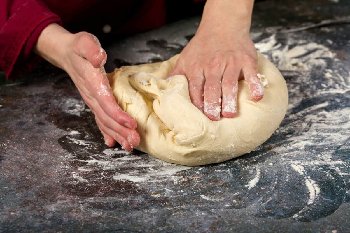 Un cuisinier professionnel prépare une pâte à base de levure