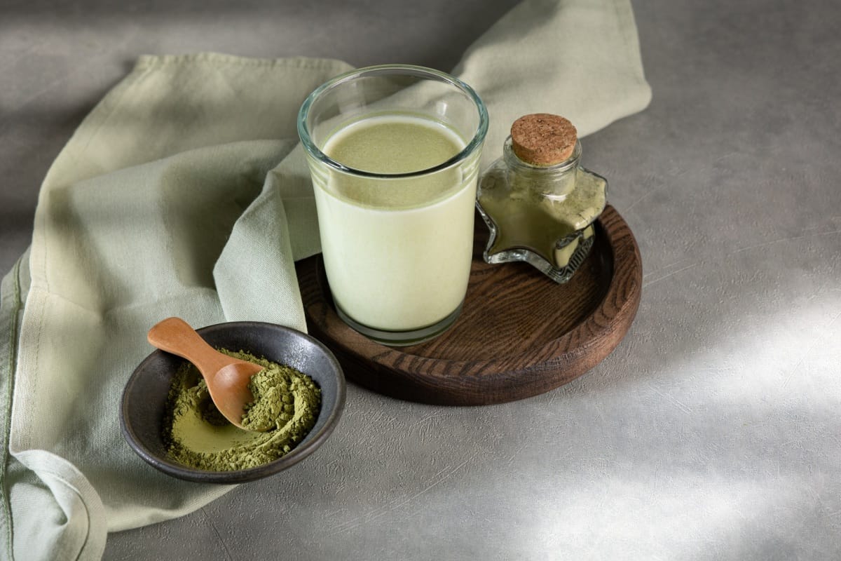 Verre de thé Matcha latte de Dalgona avec du thé fouetté. Gros plan. Espace pour le texte.