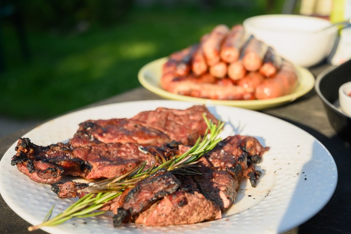 Viande de bœuf grillée à l'extérieur. Grille de barbecue. Fête barbecue.