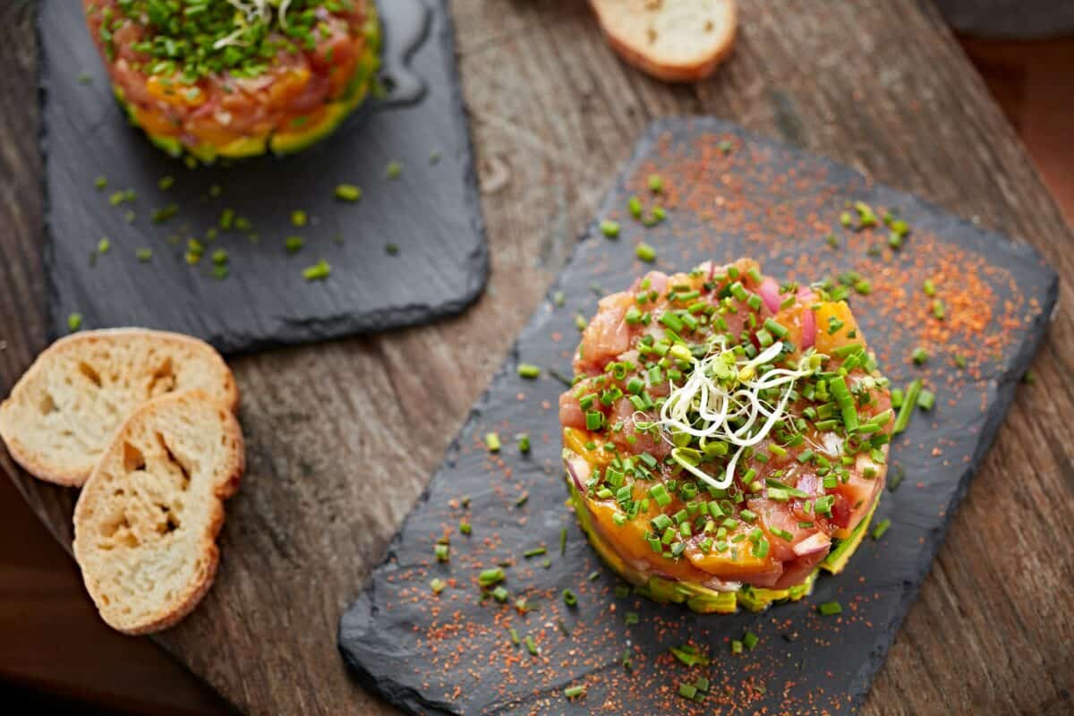 vue du dessus du tartare de saumon