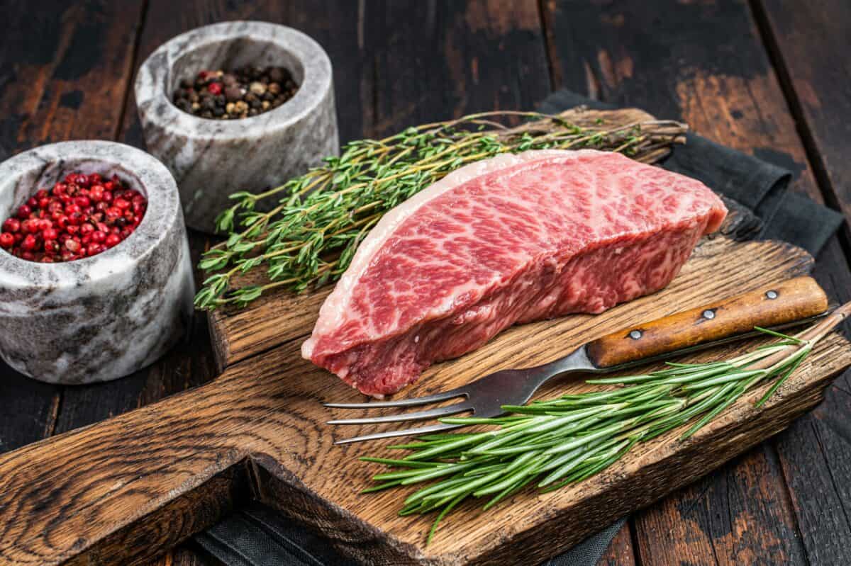 Wagyu A5 rumsteck ou aloyau cru, viande de bœuf de kobe sur planche de boucherie