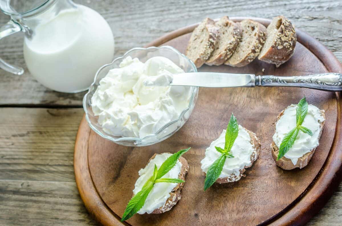 Wholewheat bread with cream cheese
