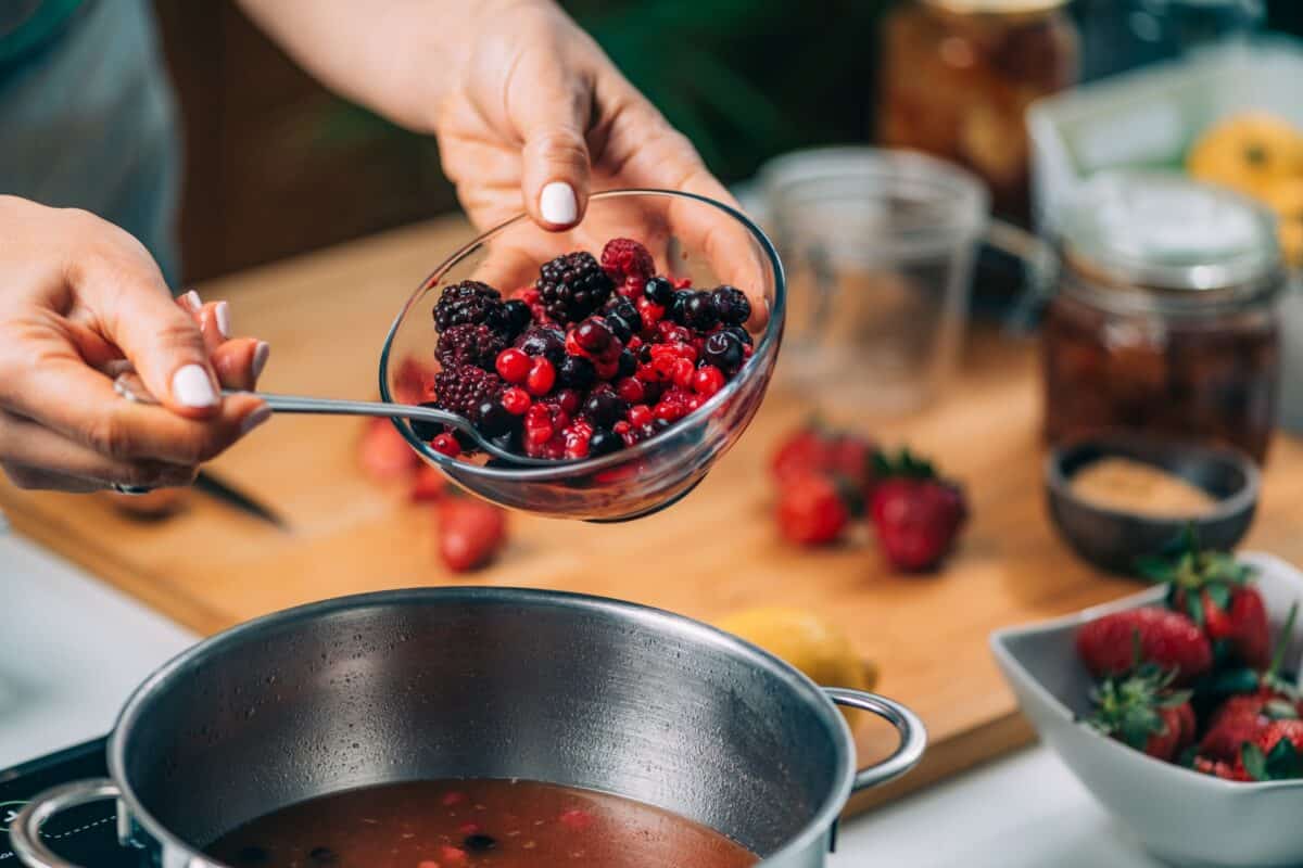 Confiture maison de fruits rouges